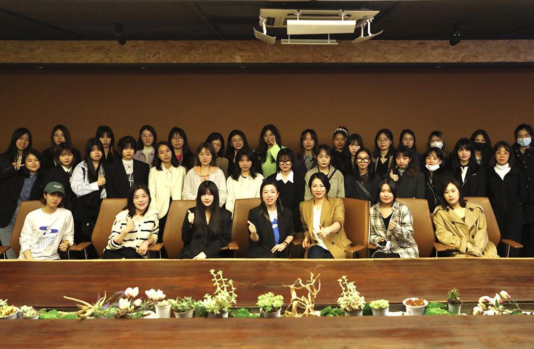 Trang phục Zhuoshang | Thúc đẩy liên kết giữa sản xuất và giáo dục - Hợp tác cùng nhau tạo ra tương lai